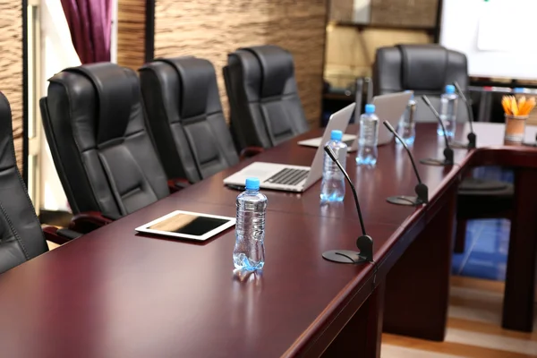 Empty conference room with laptops on table — Stock Photo, Image