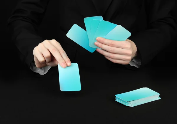Hand mit Visitenkarten. Konzept: Business wie Pokerspiel. isoliert auf schwarz — Stockfoto