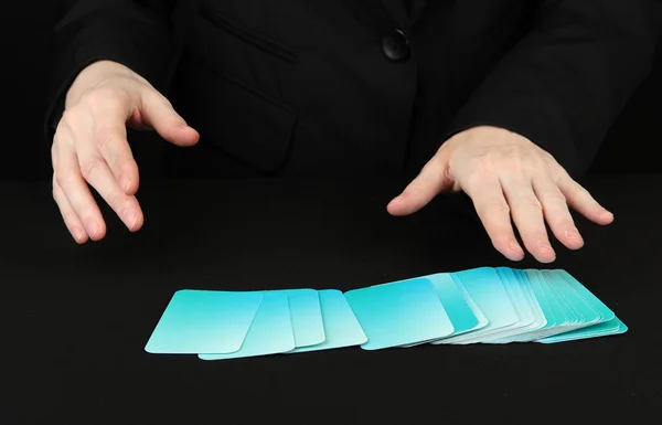 Mano con tarjetas de visita. Concepto: Negocios como el juego de póquer. Aislado en negro —  Fotos de Stock