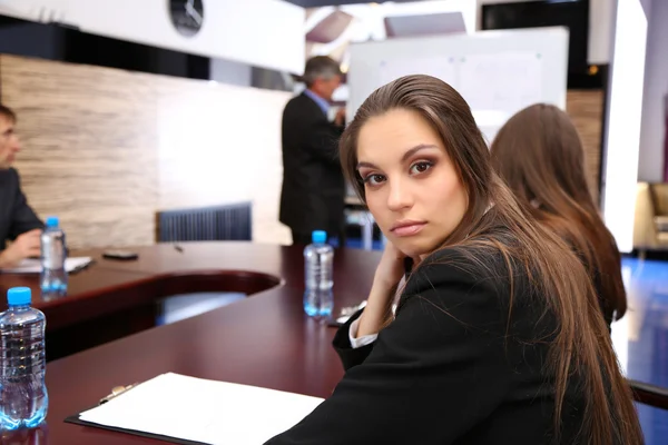 Портрет молодой предпринимательницы в бизнес-тренинге со своими коллегами — стоковое фото