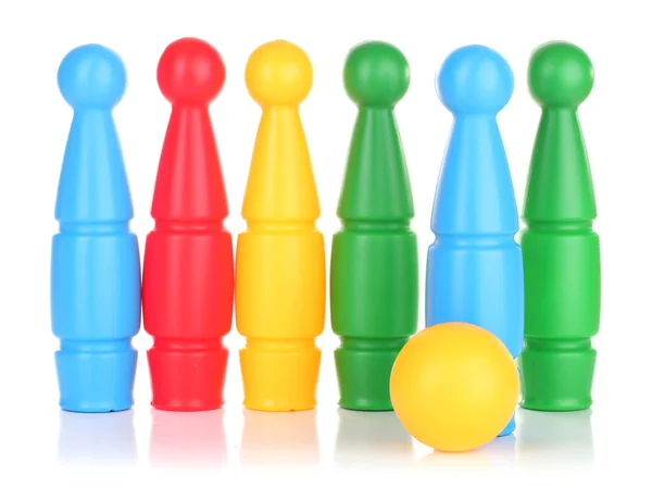 खिलौना गेंदबाजी के रंगीन प्लास्टिक स्किटल सफेद पर अलग — स्टॉक फ़ोटो, इमेज