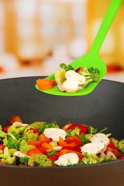 Ragoût de légumes dans le wok, sur fond lumineux — Photo