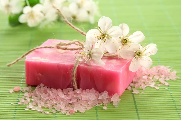 Natuurlijke handgemaakte zeep op bamboe mat — Stockfoto