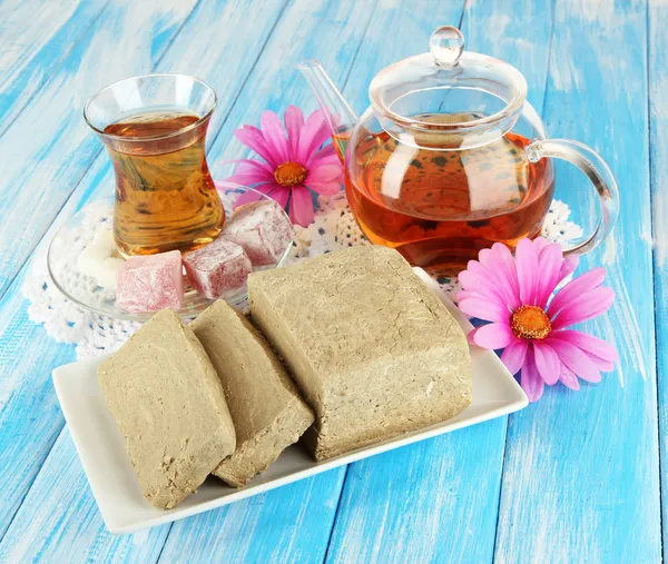 Smakelijke halva met thee op tafel — Stockfoto