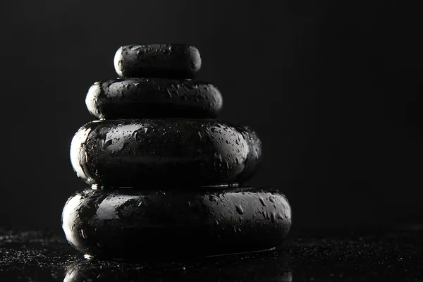 Siyah izole spa sıcak taş yığını — Stok fotoğraf