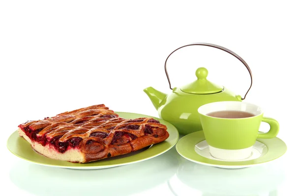 Вишневый пирог с чаем изолированы на белом — стоковое фото