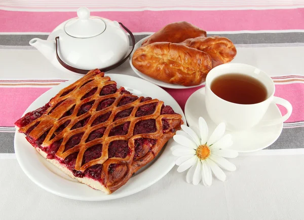 テーブルのクローズ アップの茶とチェリーパイ — ストック写真
