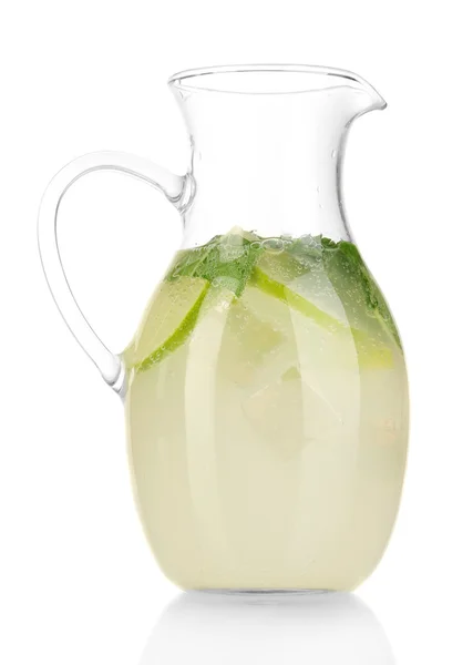 Limonata in brocca isolata su bianco — Foto Stock