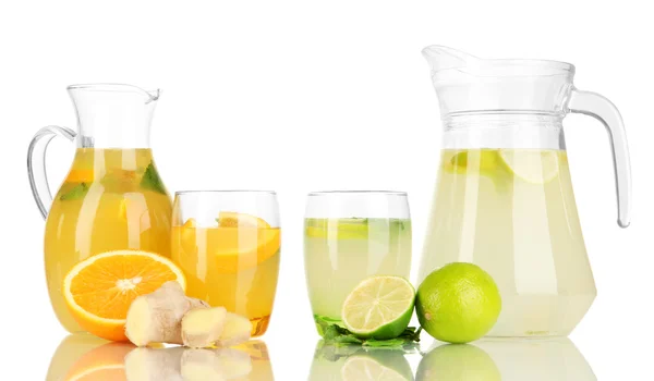 Оранжевый и лимонный лимонад в кувшинах и стаканах, изолированных на белом — стоковое фото