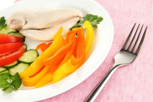 Gekookte kip-borst op plaat met groenten close-up — Stockfoto