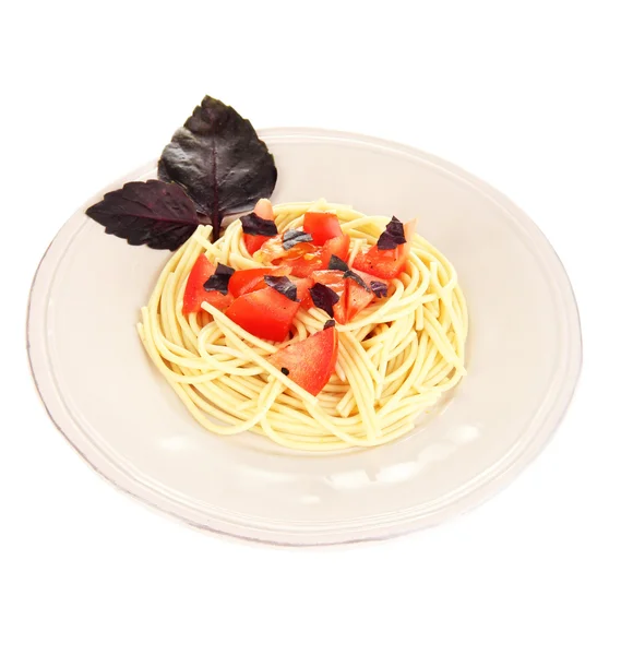 Spaghettis aux tomates et aux feuilles de basilic isolés sur du blanc — Photo