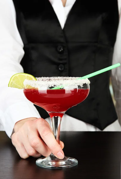 Barmen hand with shaker pouring cocktail into glass, on close up — Stock Photo, Image