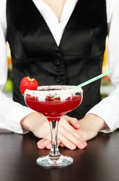 Бармен рука с шейкером наливая коктейль в стекло, на крупном плане — стоковое фото