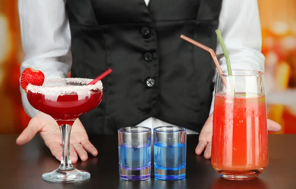 Barmen faire des cocktails savoureux, sur fond lumineux — Photo