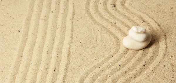Zen-Garten mit geharktem Sand und runden Steinen — Stockfoto