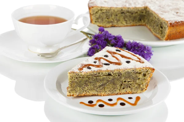 Beyaz izole çay lezzetli haşhaş tohumu pastayla — Stok fotoğraf