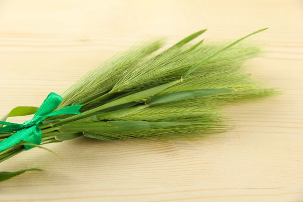 Grüne Stacheln, auf Holzgrund — Stockfoto