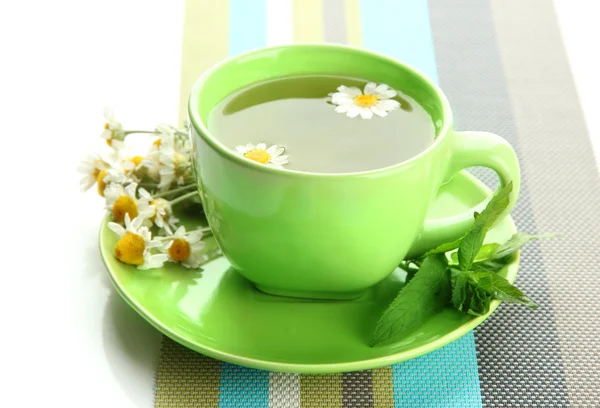 Tasse de tisane aux camomilles sauvages et à la menthe, isolée sur fond blanc — Photo