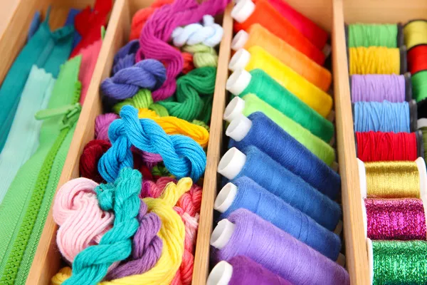 Fils colorés pour la broderie dans une boîte en bois close up — Photo