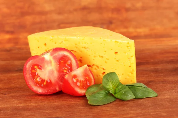 Сыр, базилик и помидор на деревянном фоне — стоковое фото