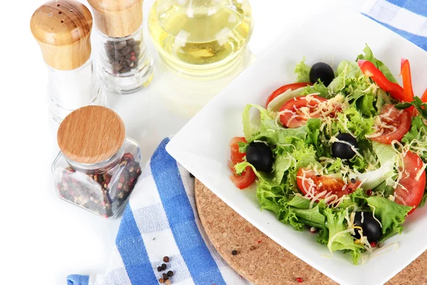 Peçete üzerinde plaka üzerinde hafif salata — Stok fotoğraf