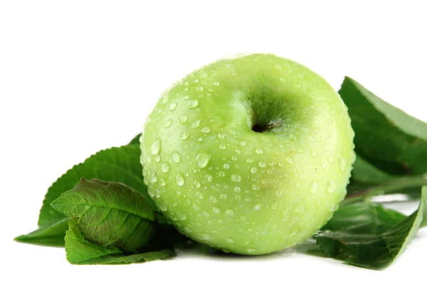 Sappige groene appel met bladeren, geïsoleerd op wit — Stockfoto