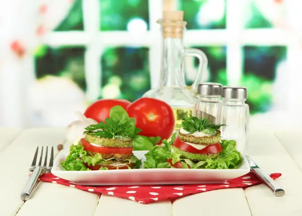 Sabroso tueste de médula y rodajas de tomate con hojas de ensalada, sobre fondo brillante —  Fotos de Stock