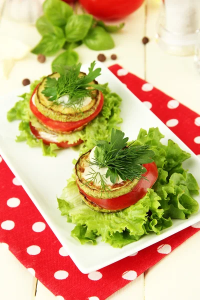 Saboroso tutano torrado e fatias de tomate com folhas de salada, em fundo de madeira — Fotografia de Stock