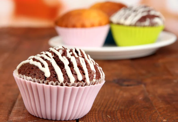 Doces cupcakes na mesa de madeira — Fotografia de Stock