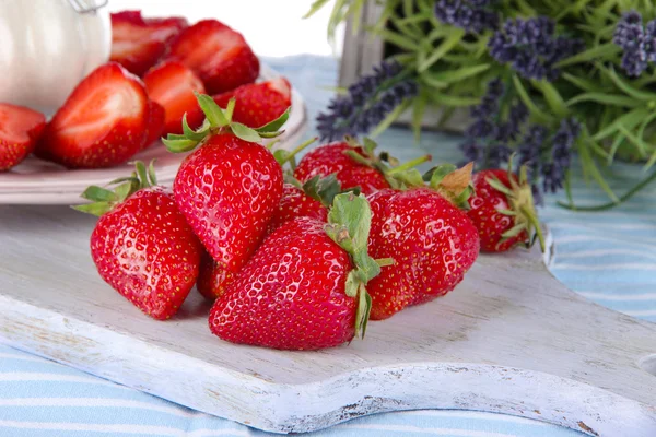 Strawberries on board cutting close-up — Stock Photo, Image