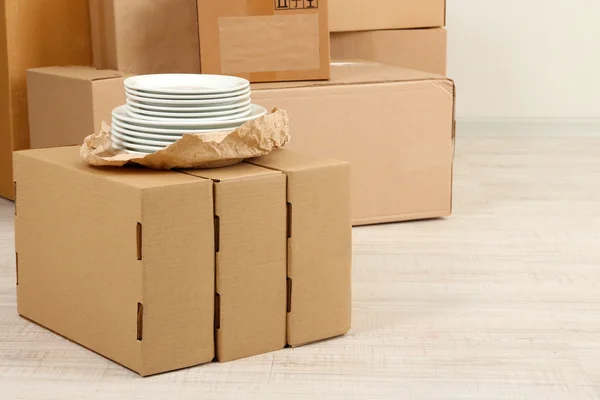 Cajas móviles en el suelo en la habitación vacía — Foto de Stock