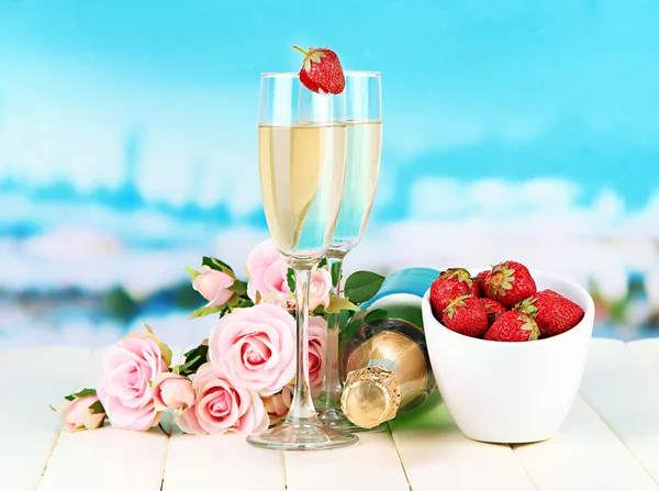 Natura morta romantica con champagne, fragole e rose rosa, su sfondo luminoso — Foto Stock