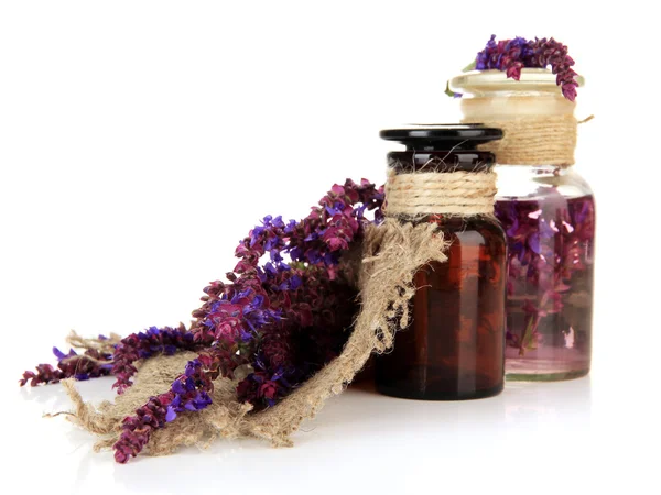 Medizinflaschen und Salvia-Blüten, isoliert auf weiß — Stockfoto