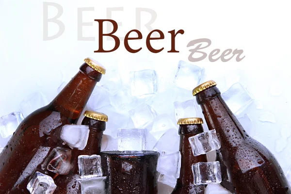 Botellas de cerveza en cubos de hielo de cerca — Foto de Stock