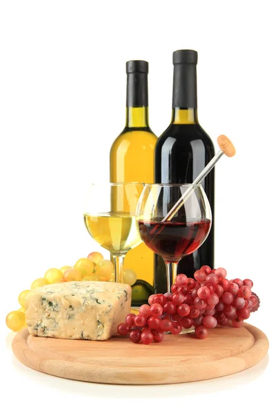 Vinho, queijo azul saboroso e uva, isolado em branco — Fotografia de Stock