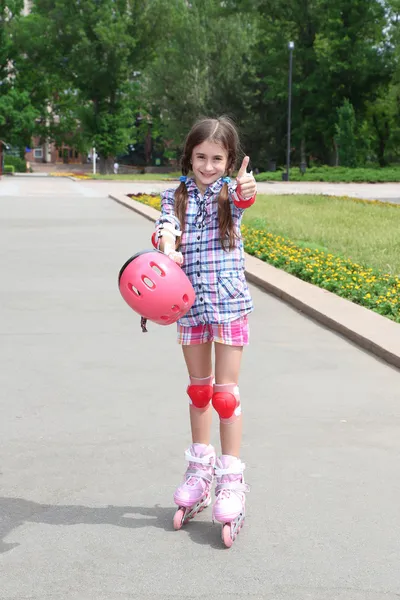 旱冰鞋在公园的小女孩 — 图库照片