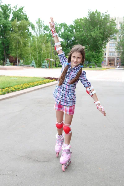 小さな女の子が公園でローラー スケート — ストック写真