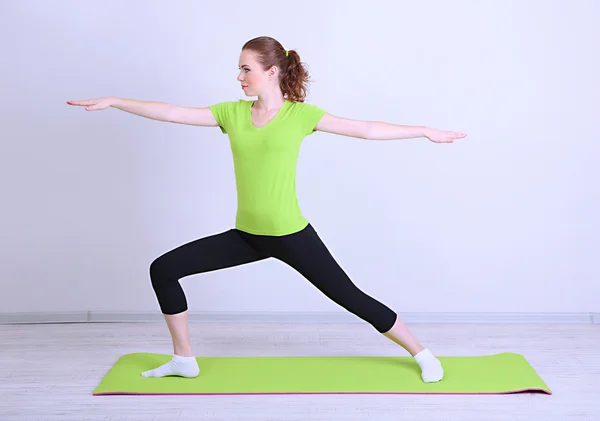 Portrait of beautiful young woman exercises — Stock Photo, Image