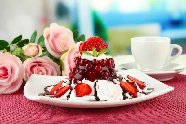 Tasty jelly dessert with fresh berries, on bright background — Stock Photo, Image