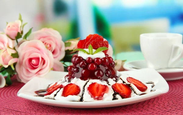 Tasty jelly dessert with fresh berries, on bright background — Stock Photo, Image