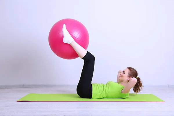 Retrato de hermosos ejercicios de mujer joven con pelota de gimnasio —  Fotos de Stock