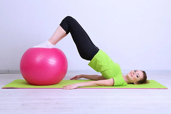 Güzel bir genç kadın egzersiz jimnastik topu ile portresi — Stok fotoğraf
