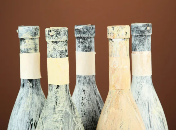 Gamla flaskor vin, på mörkbrun bakgrund — Stockfoto