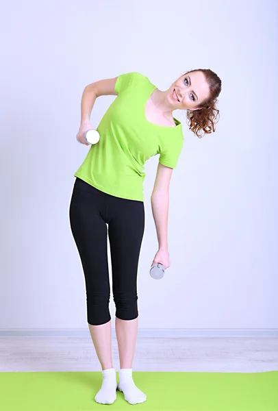 Bela jovem mulher exercícios com haltere — Fotografia de Stock