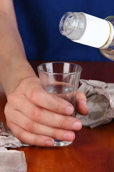 Drunk man drinks vodka at table close-up — Stock Photo, Image