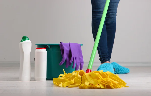 Schoonmaakvloer in de kamer close-up — Stockfoto