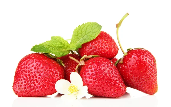 Zralé sladké jahody a květina, izolované na bílém — Stock fotografie