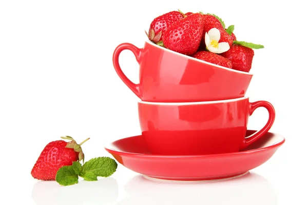 Zralé sladké jahody v červené poháry, izolované na bílém — Stock fotografie