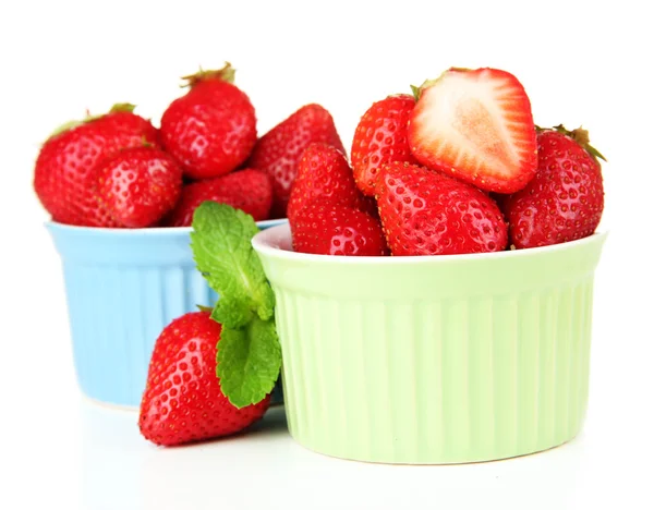 Fresas dulces maduras en cuencos, aisladas en blanco —  Fotos de Stock