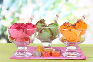 Tablo parlak zemin üzerine lezzetli dondurma